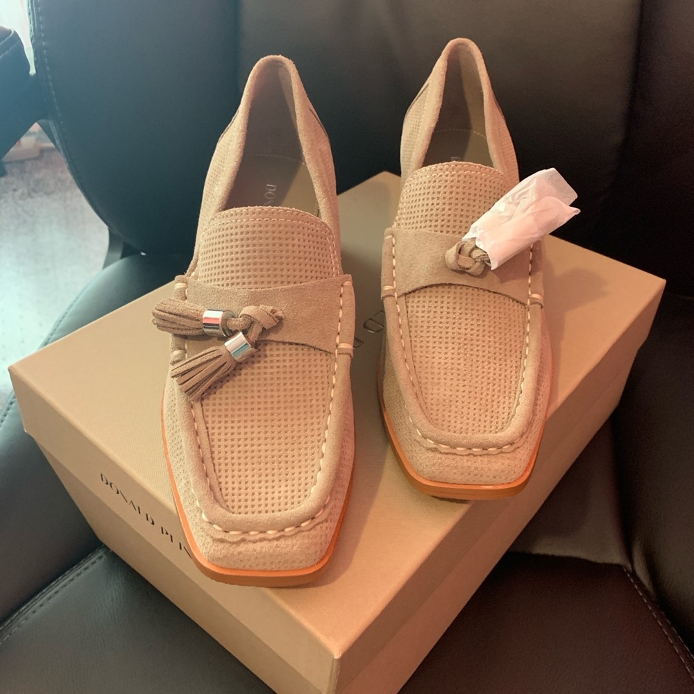 Donald Pliner Tan Loafers with Tassels NWT